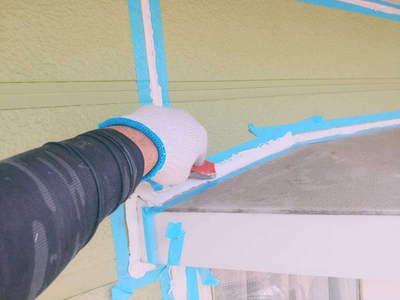 入り組んだ箇所のシーリングならし施工風景